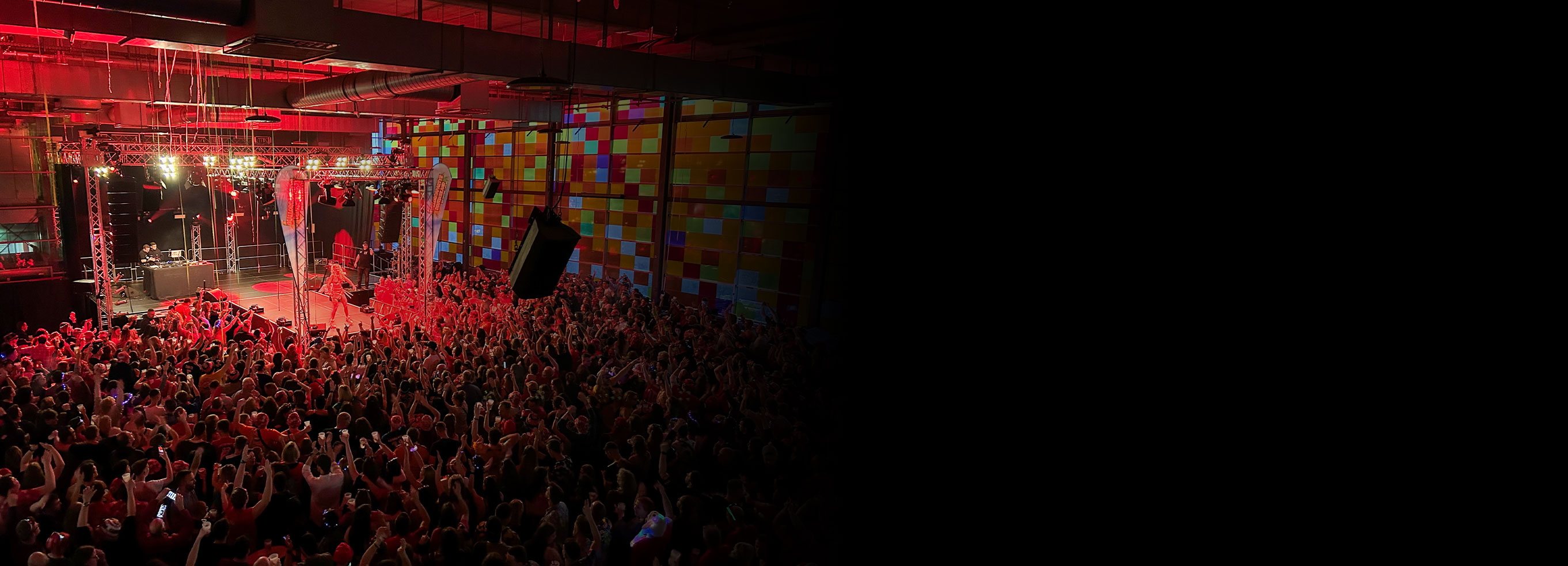 Dunkelgehaltenes Bild vom Innenbereich des Betzenbergs mit Fans